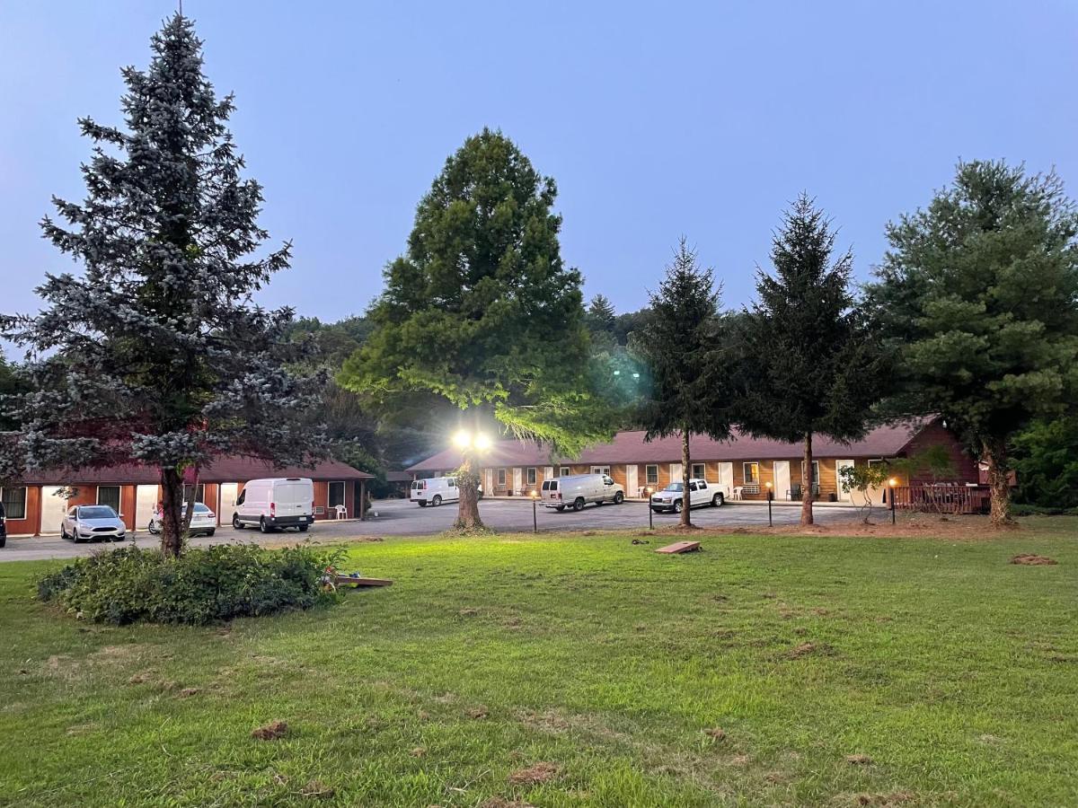 Pine Valley Motel Spruce Pine ภายนอก รูปภาพ